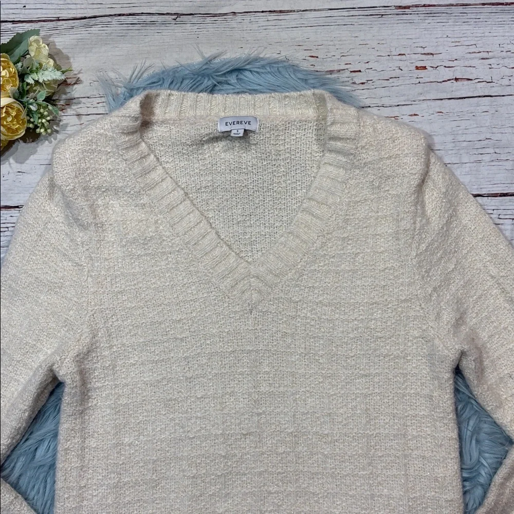 Evereve Ashlyn Strong Shoulder V-Neck Sweater in Cream Metallic